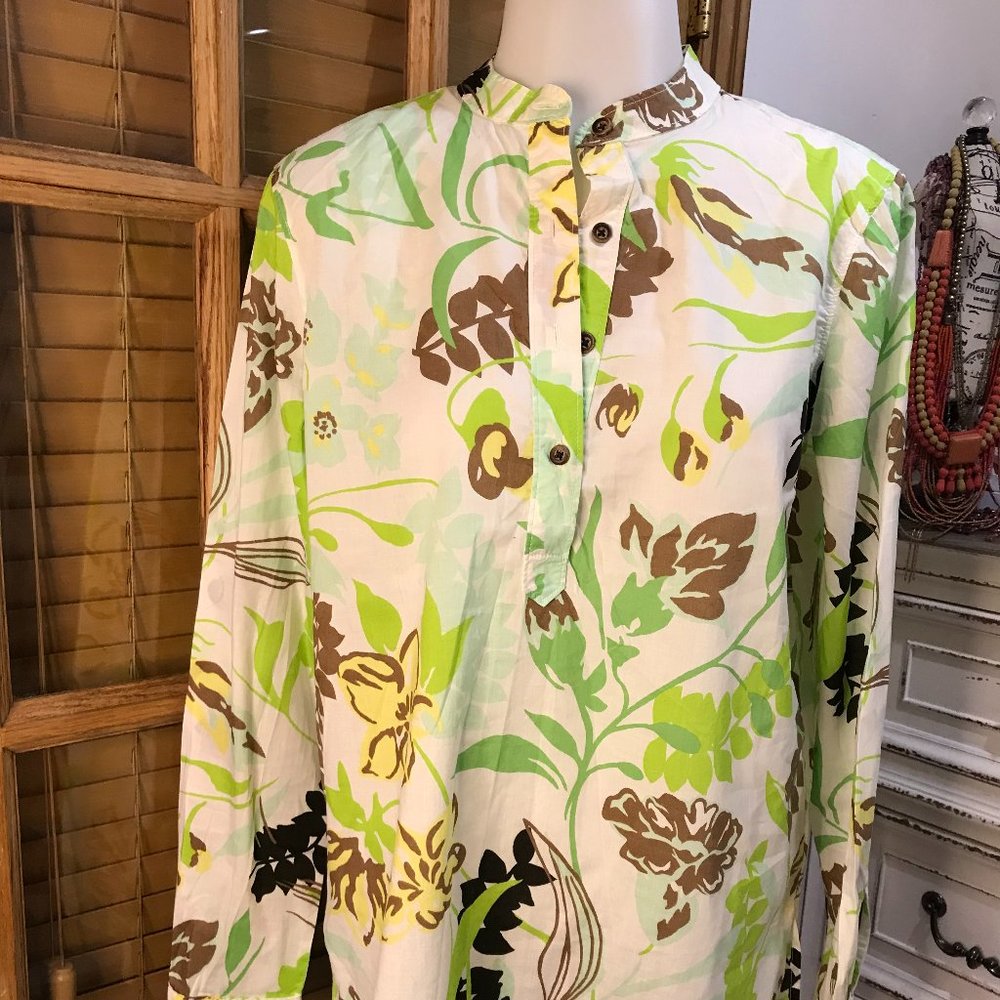 Excellent Condition White Leaf Like Pattern Upper… - image 1